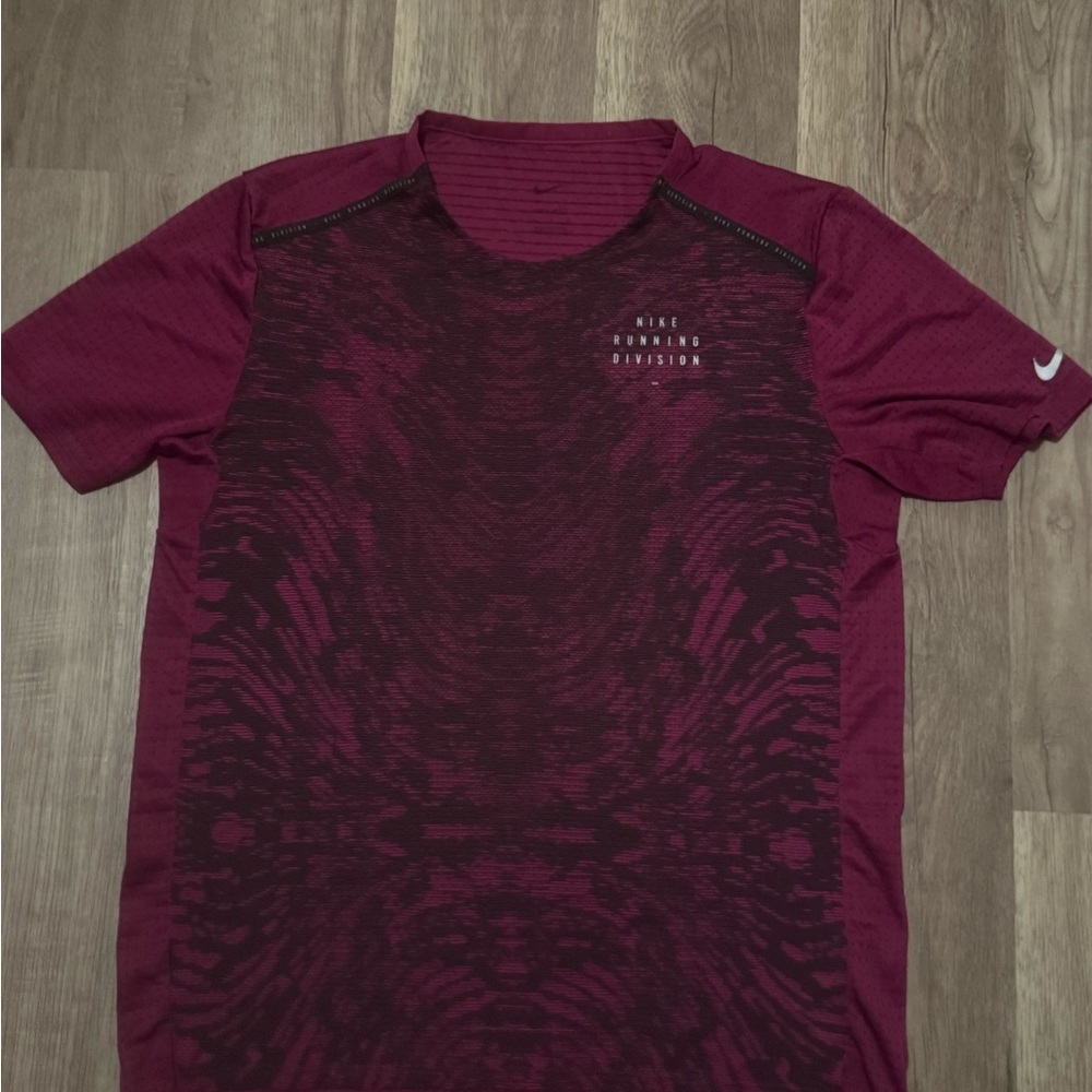 Nike Men's Burgundy Short Sleeve Tee